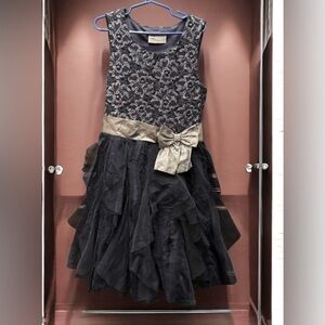 Bonnie Jean Elegant Black and Gold Dress girls 10-12 years pit to pit 13in